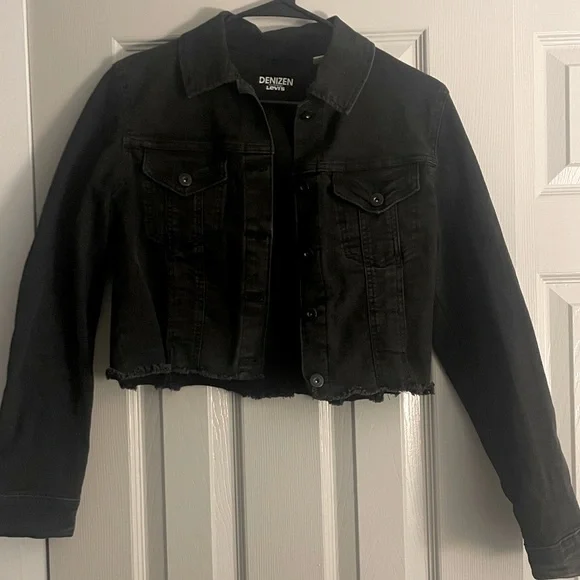 Cropped Levi’s Trucker Black Jean Jacket - Picture 4 of 4